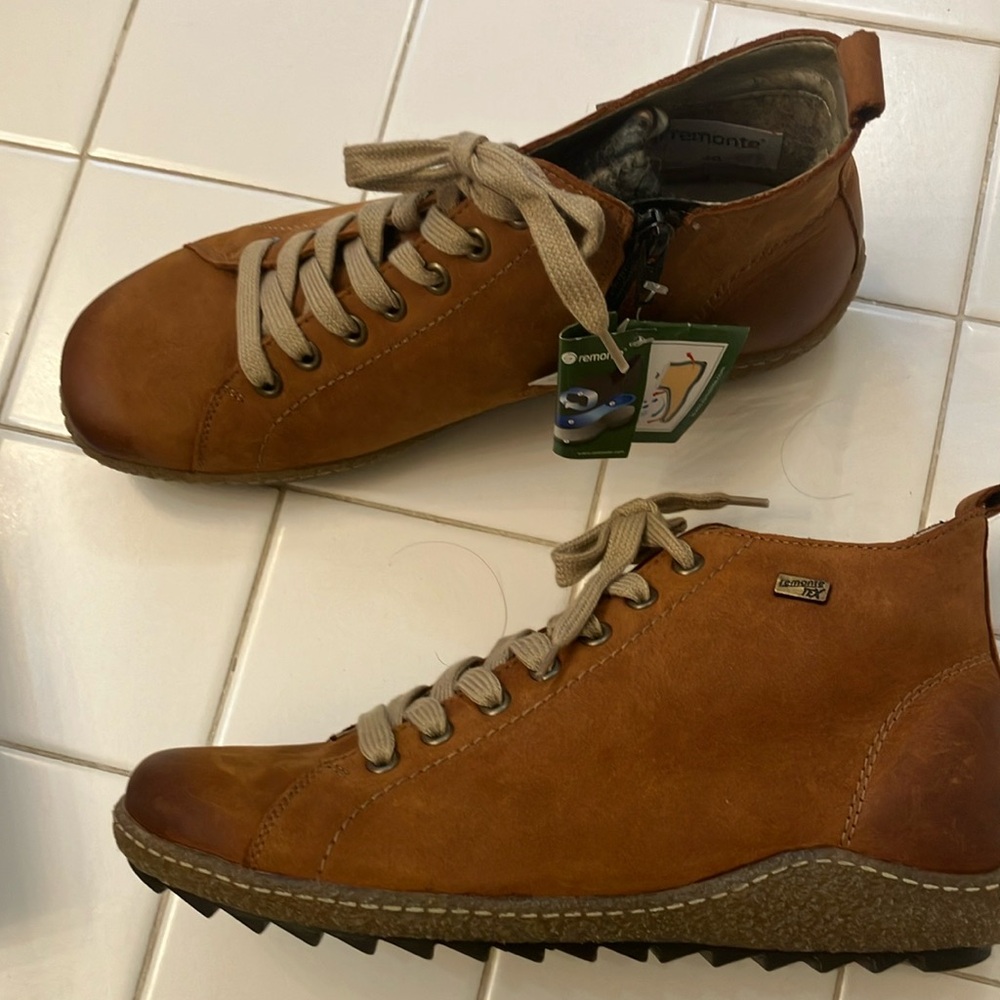 Remonte all weather boot
Cognac 
Size 40.  8.5
Zip side
NWT
Lace up